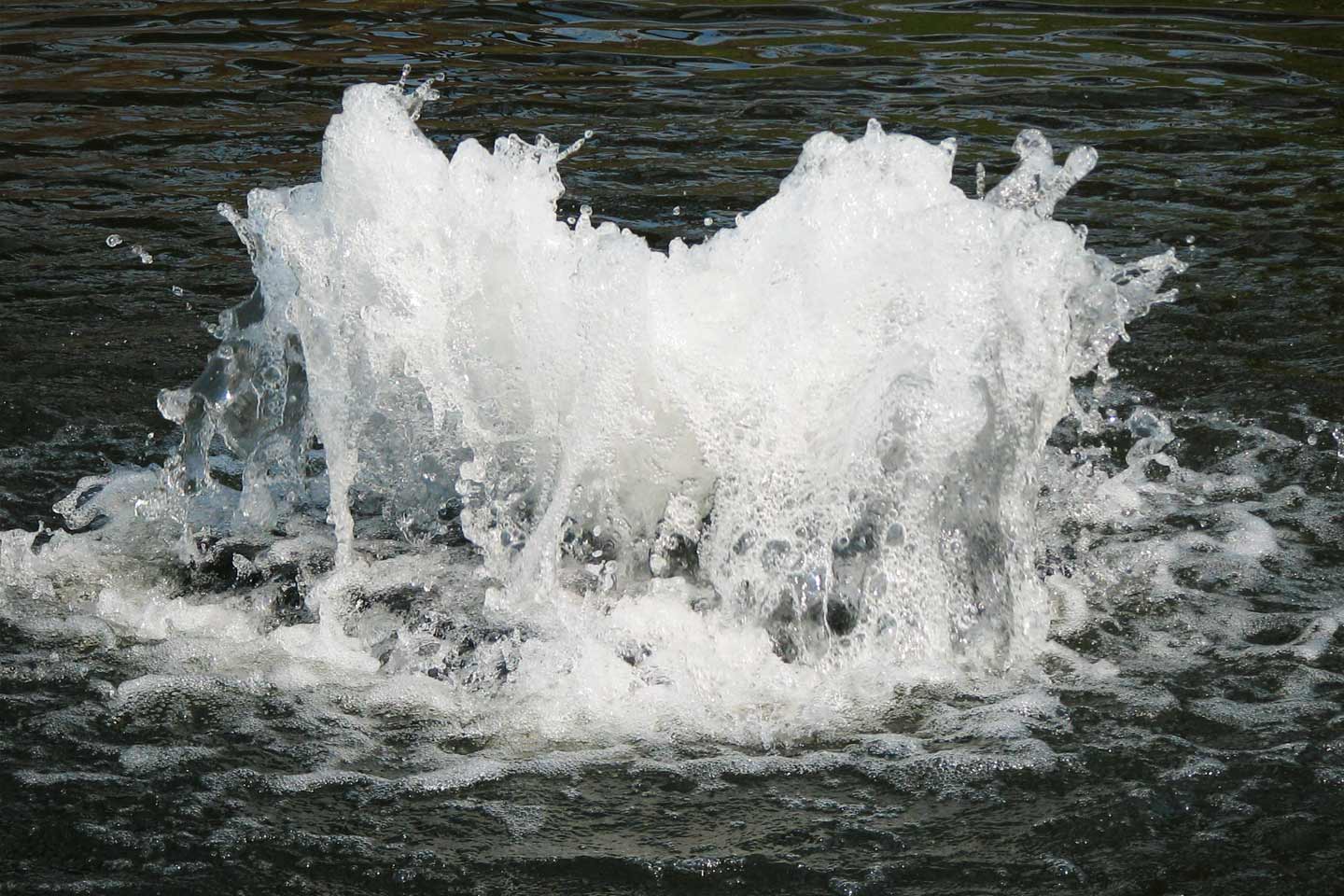 Scott Aerator Boilermaker pond aerator surface fountain aerating pond water to boost oxygen transfer and circulation