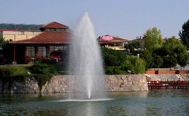 Otterbine Giant 25 HP Polaris Fountain